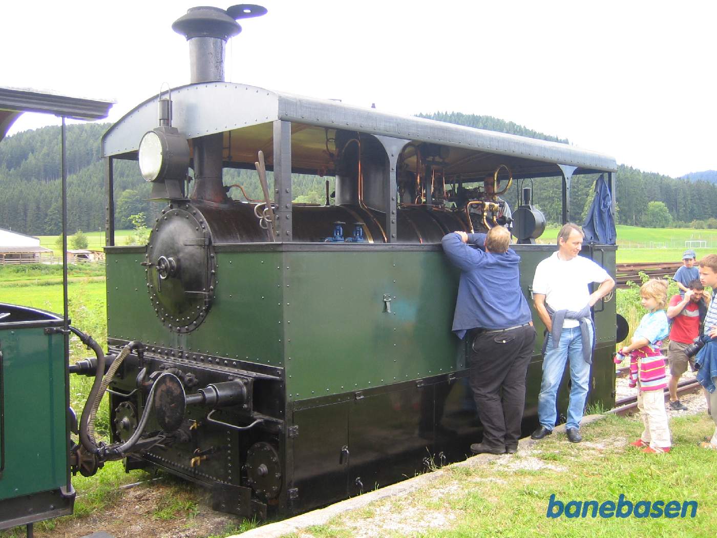 Det lille firkantede damplokomotiv er koblet til vognene