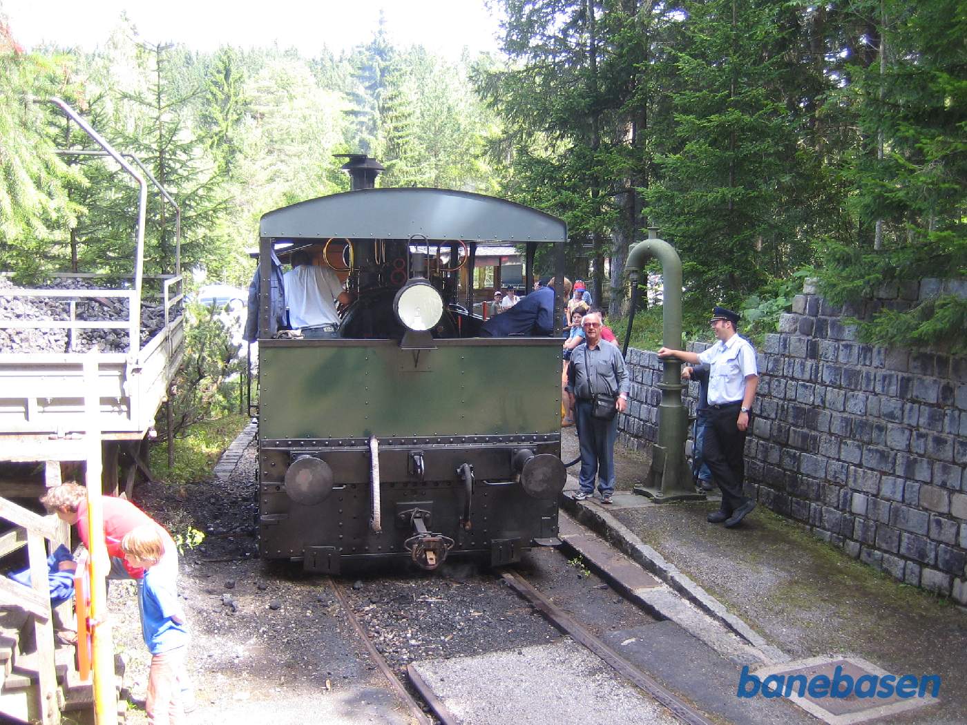 Damplokomotivet får vand på ved endestationen