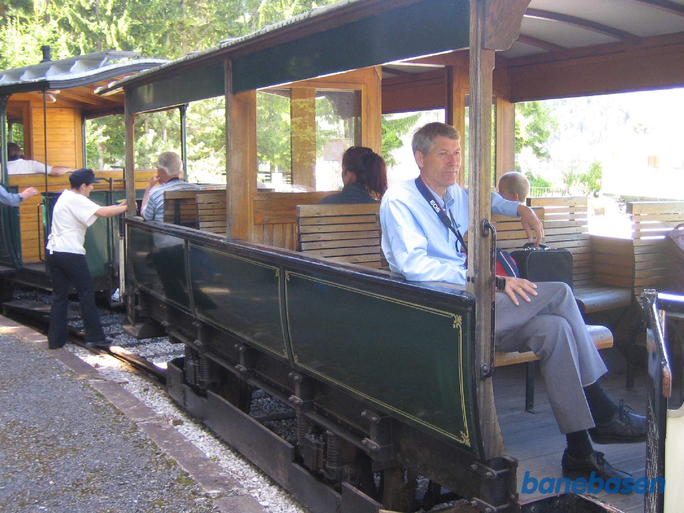 Turisterne tager plads i de åbne vogne