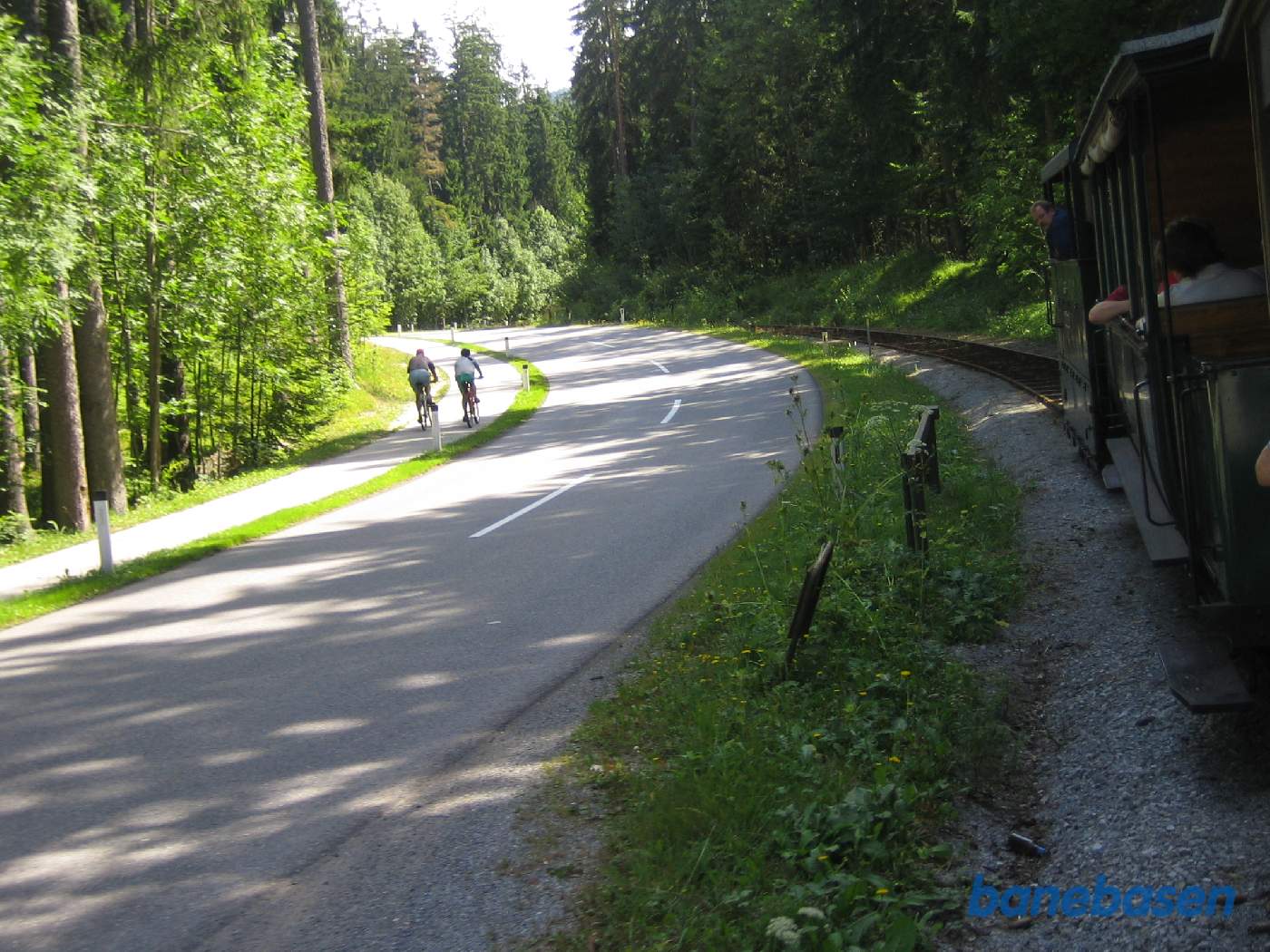 Toget kører tilbage langs vejen Erlaufseestrasse