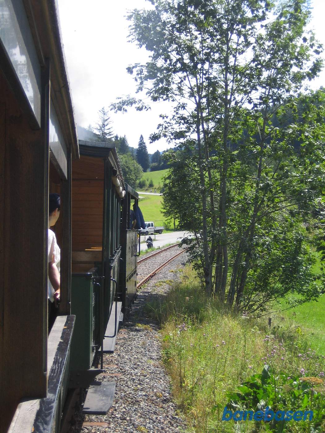 Toget kører tilbage langs vejen Erlaufseestrasse