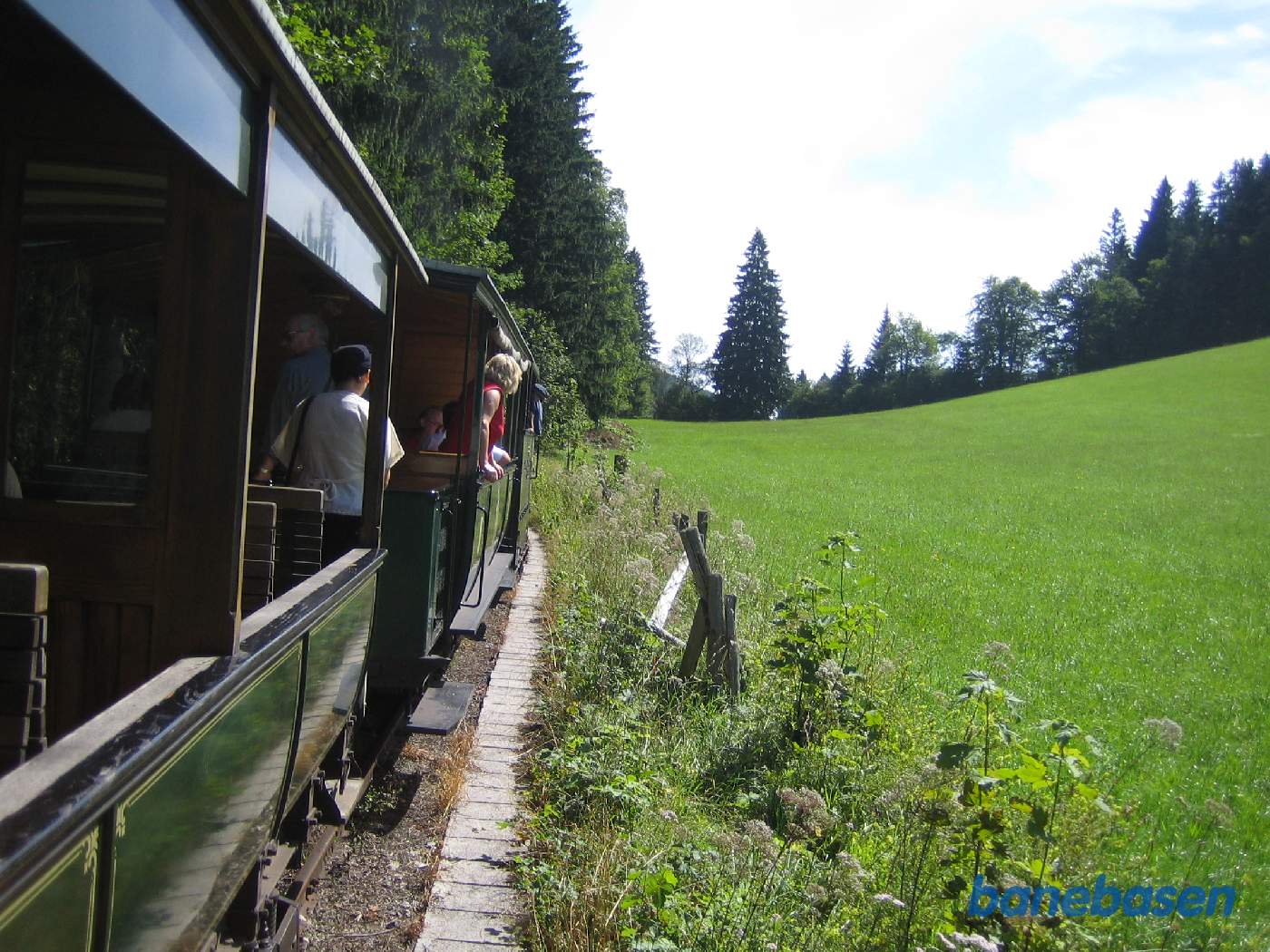 Toget kører i det kuperede landskab