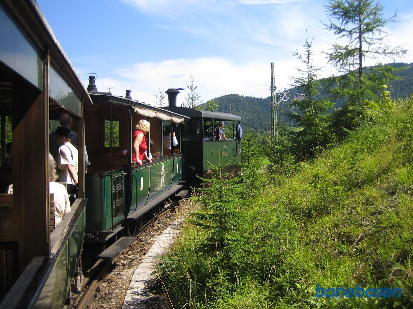 Toget kører i det kuperede landskab, vi er lige udenfor den store station