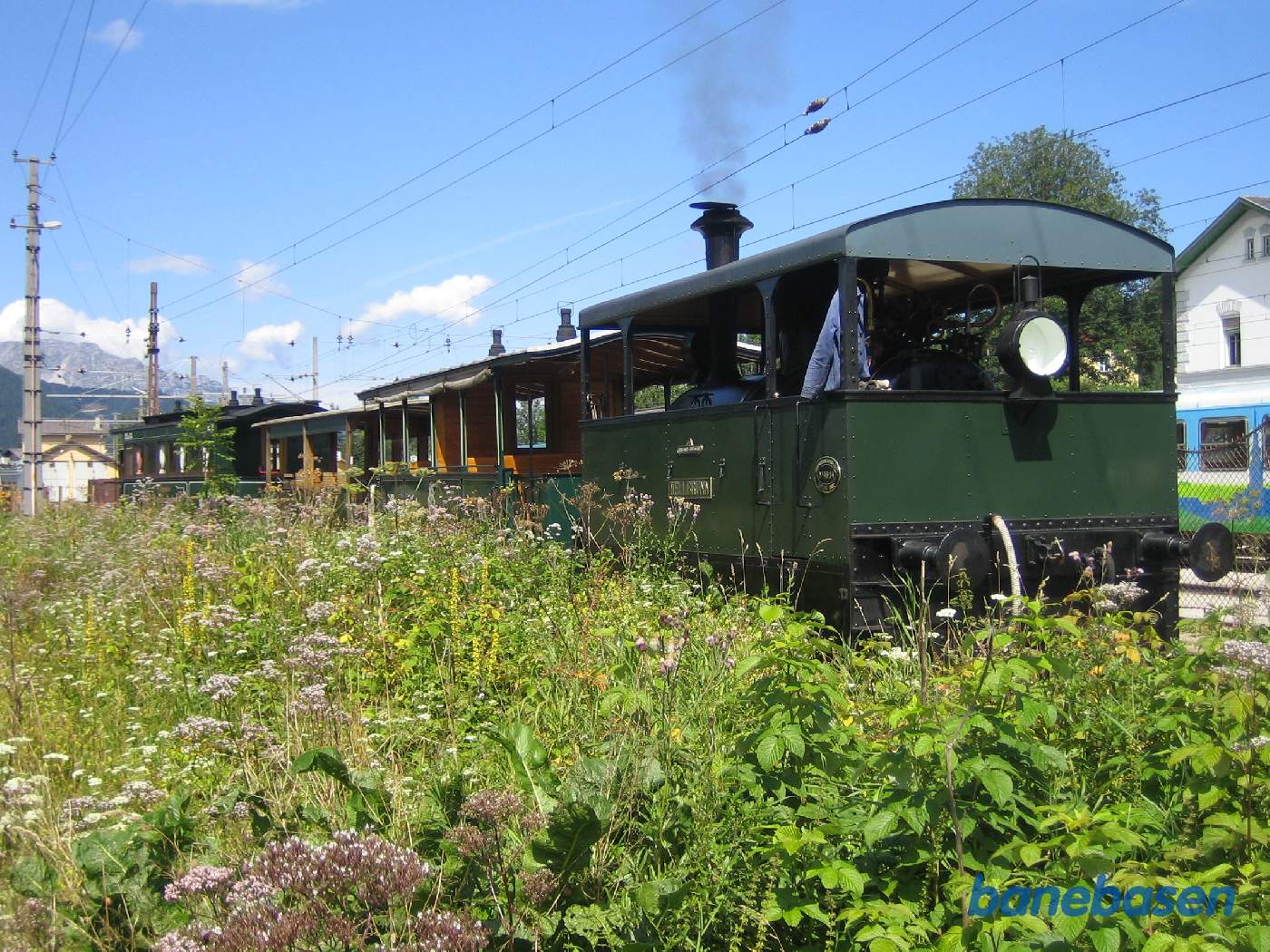 Toget holder på den store station, tømt for turister. Perronen er på togets modsatte side
