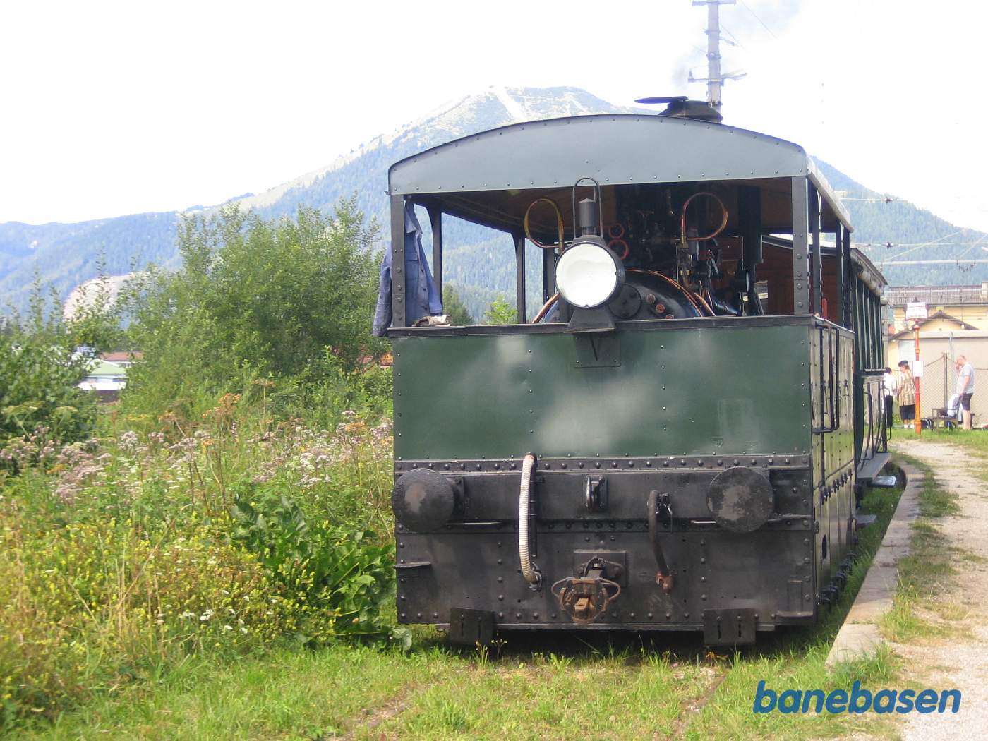 Damplokomotivet set forfra, perronen ses til højre