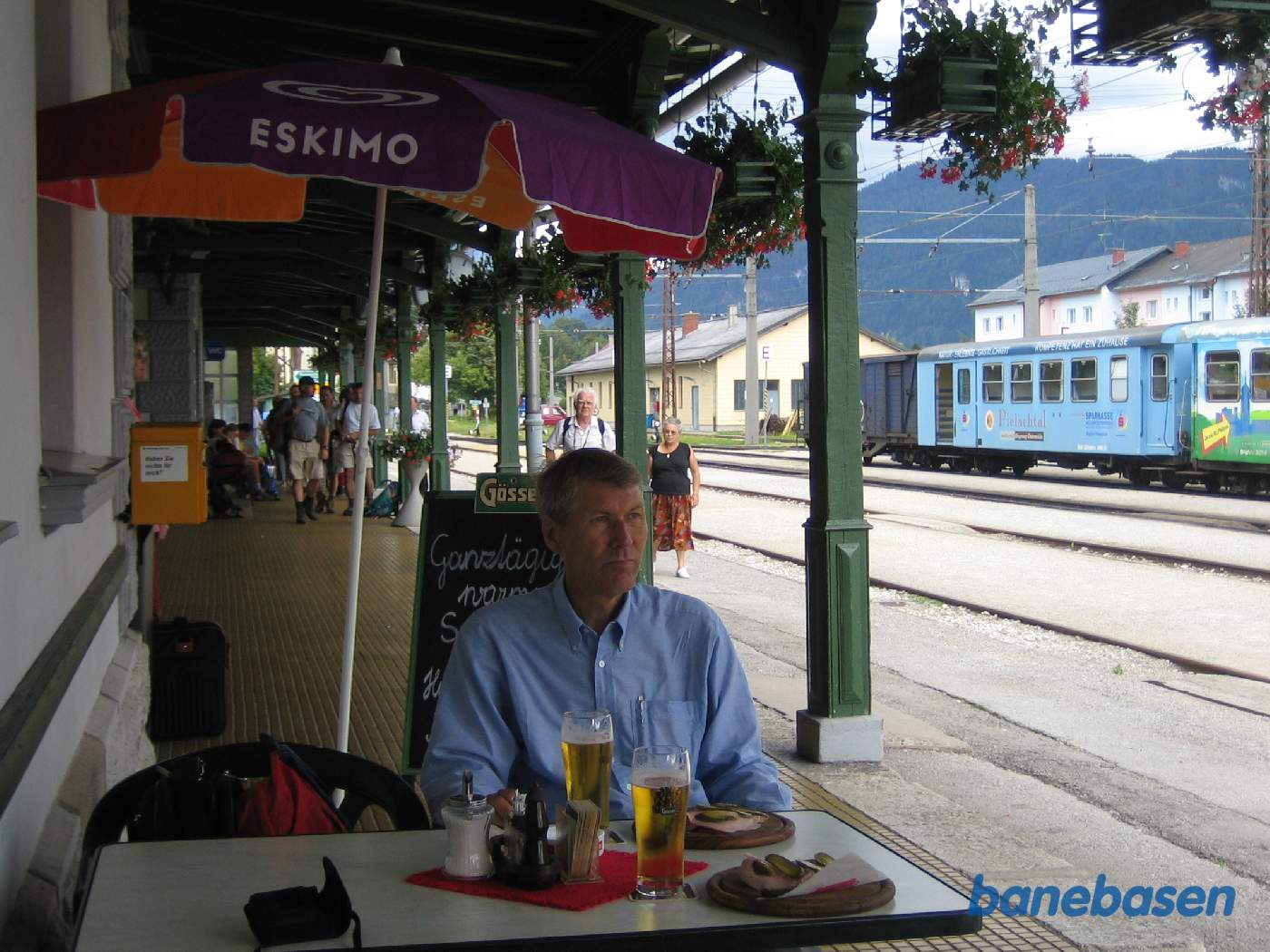 Frokost med fadøl på jernbanerestauranten - hvilken pragtfuld udsigt