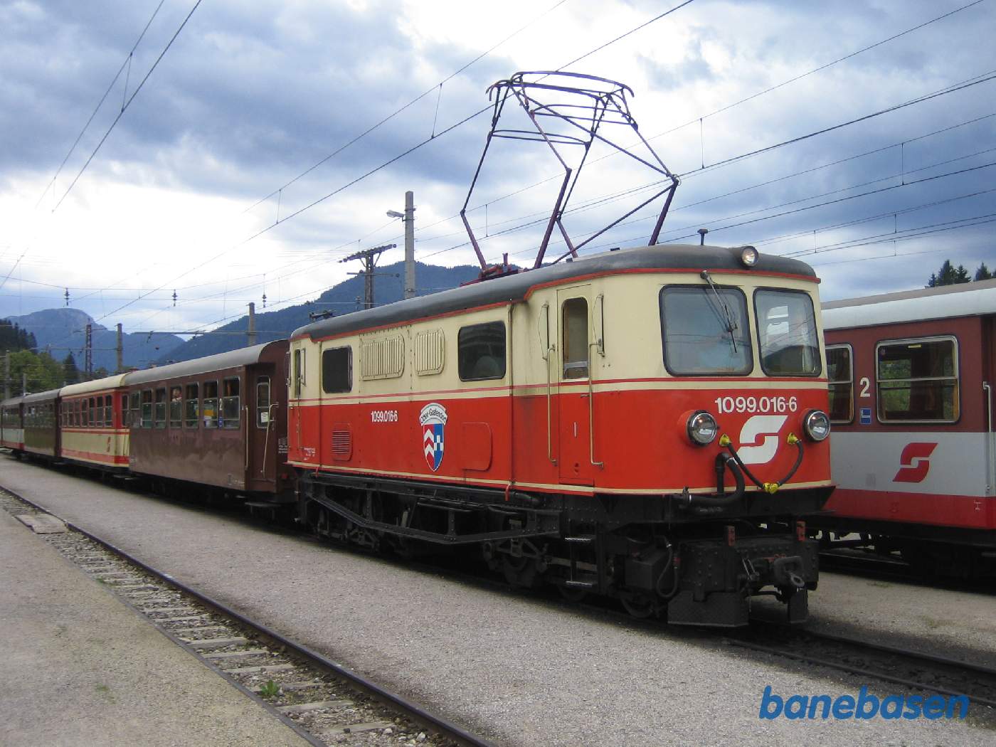 Eftermiddagens persontog holder klar ved perron