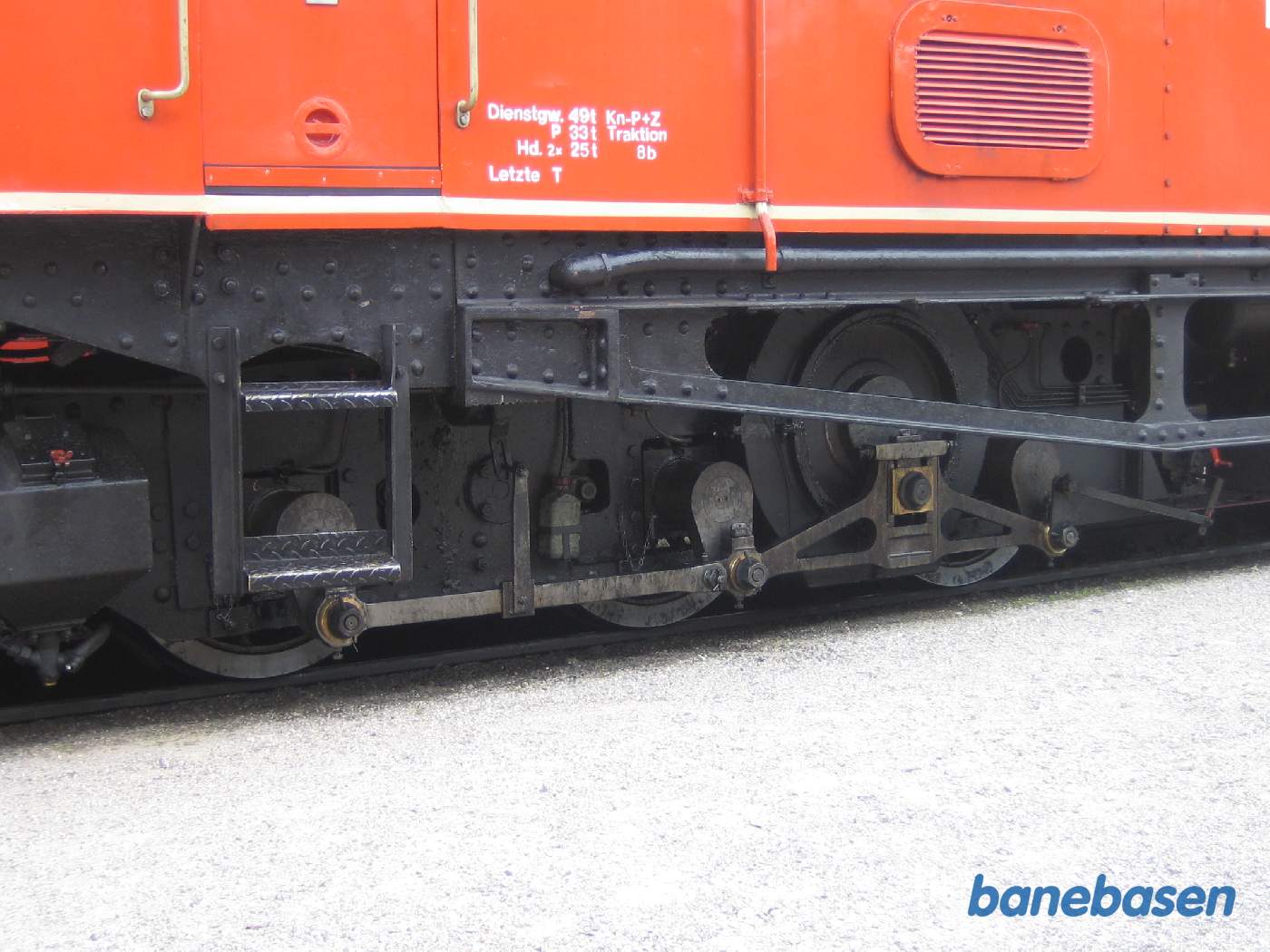 Det elektriske lokomotivs trækstænger samt lokomotivets data på siden