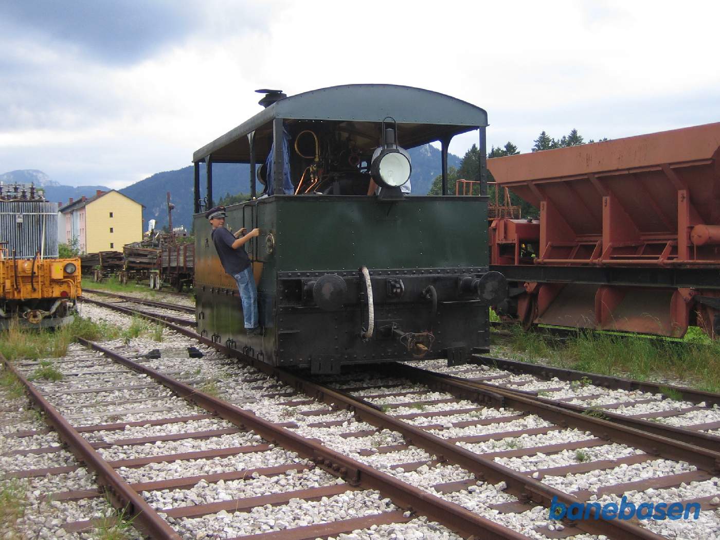 Damplokomotivet rangerer på stationen