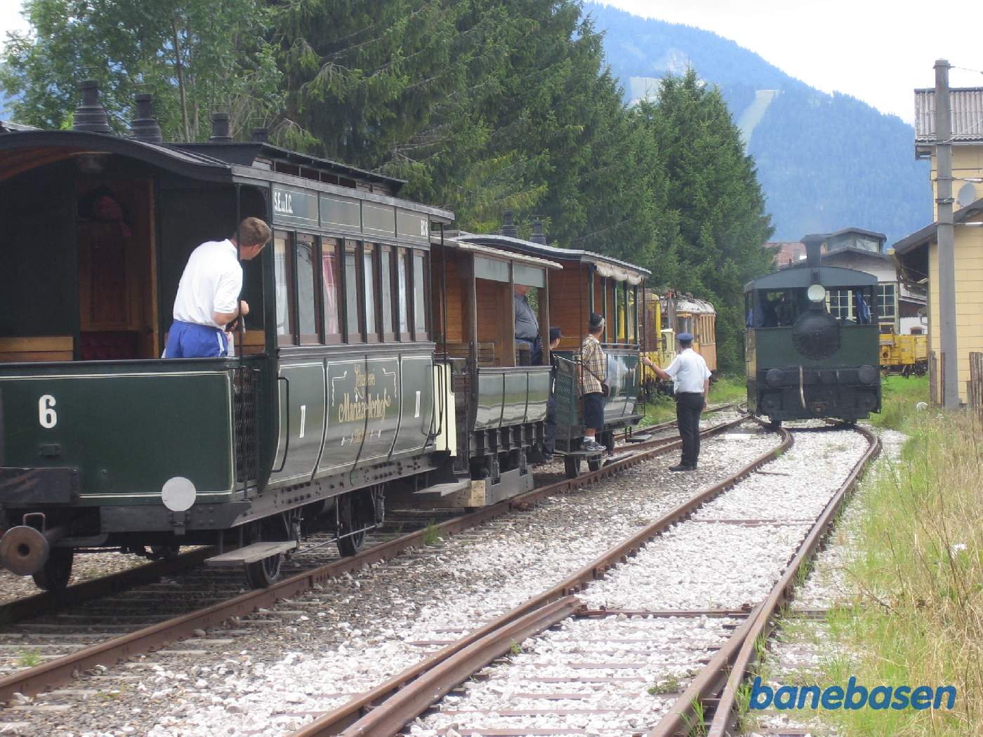 Damplokomotivet rangerer på stationen, omløb af vognene