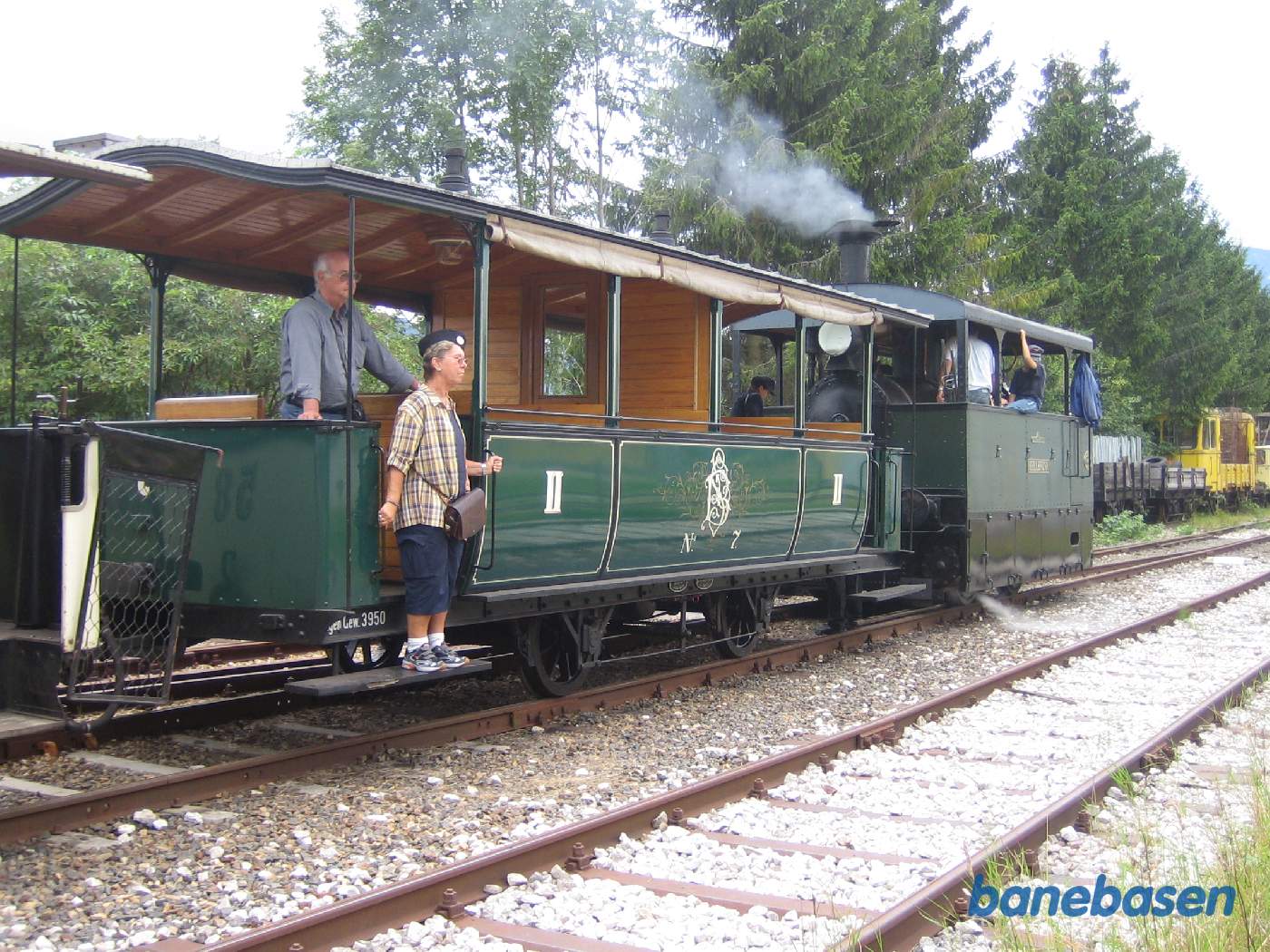 Klubmedlemmer på endeperronen i den åbne personvogn lige efter lokomotivet