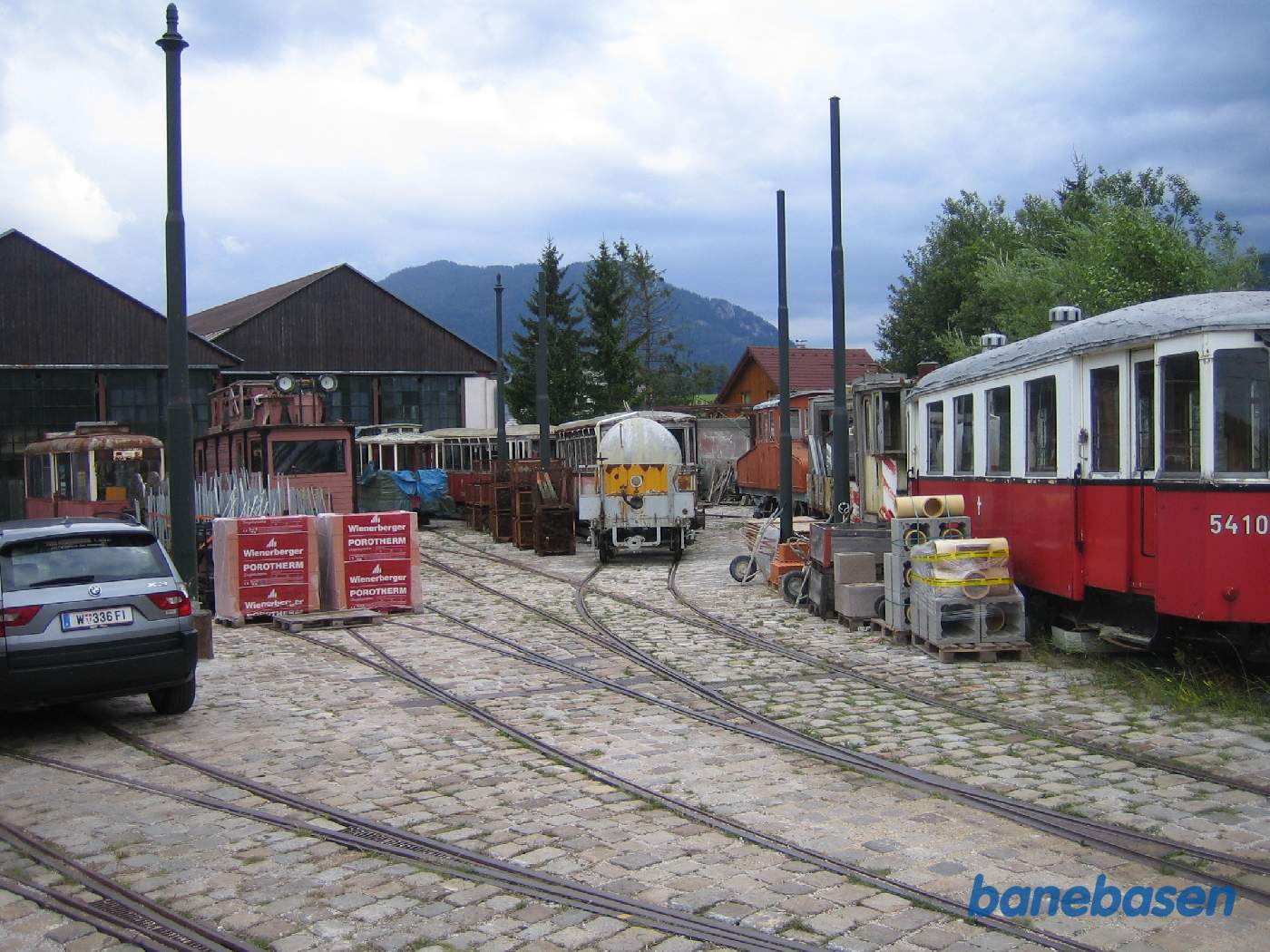 Et vue ud over området foran remiserne