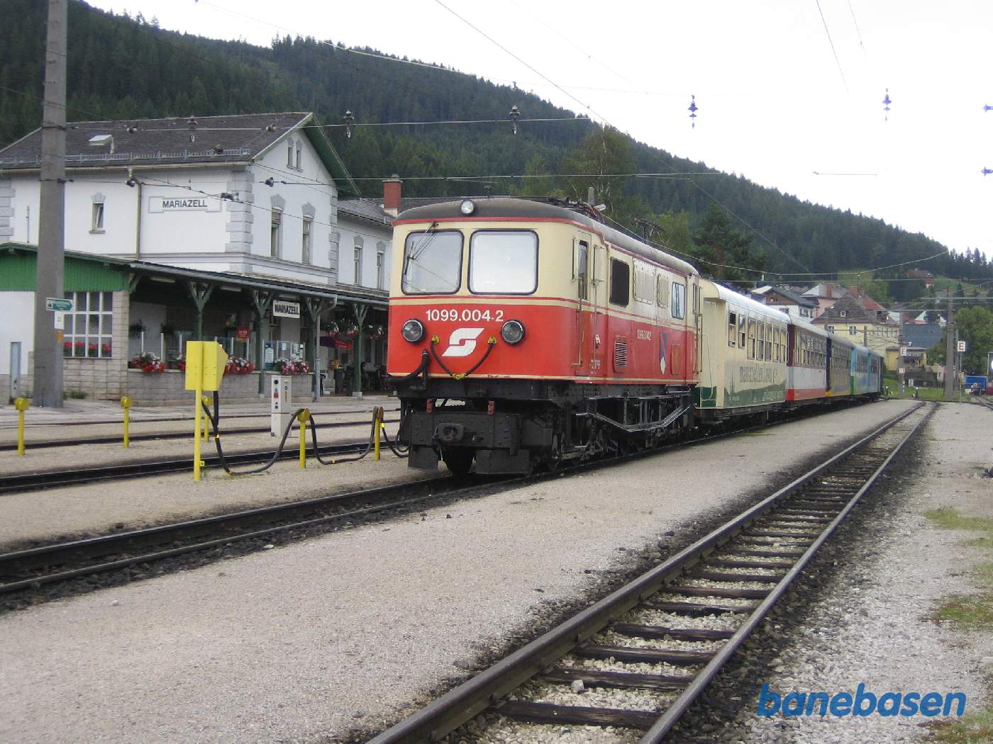 Eftermiddagens persontog holder klar ved perron