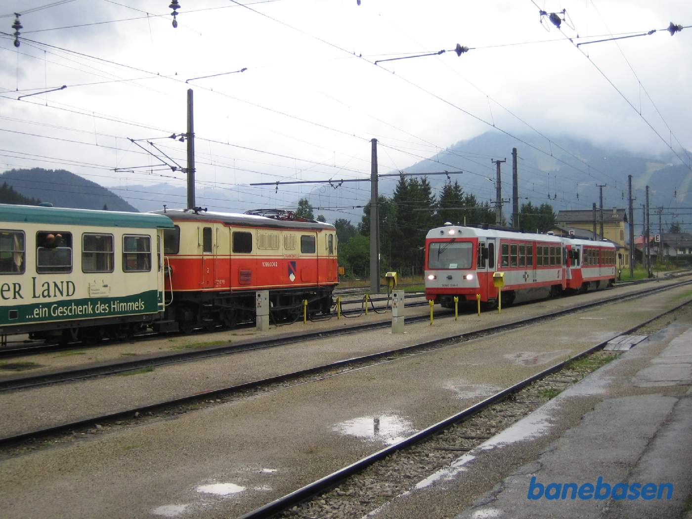 Et motortog ankommer til stationen