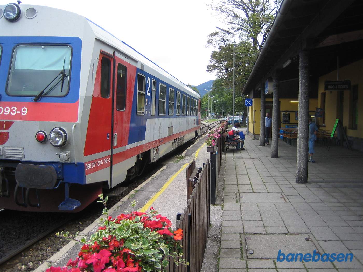 Motorvogn ved perron, stationsbygningen til højre med jernbanerestaurant