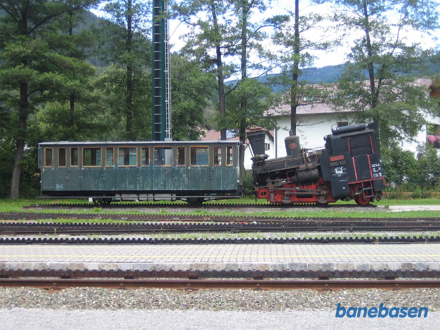 Personvogn og tandhjulslokomotiv opstillet på en sporramme