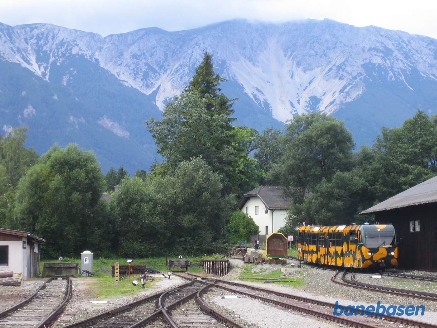 Et tandhjulsmotortog på vej ind på stationen