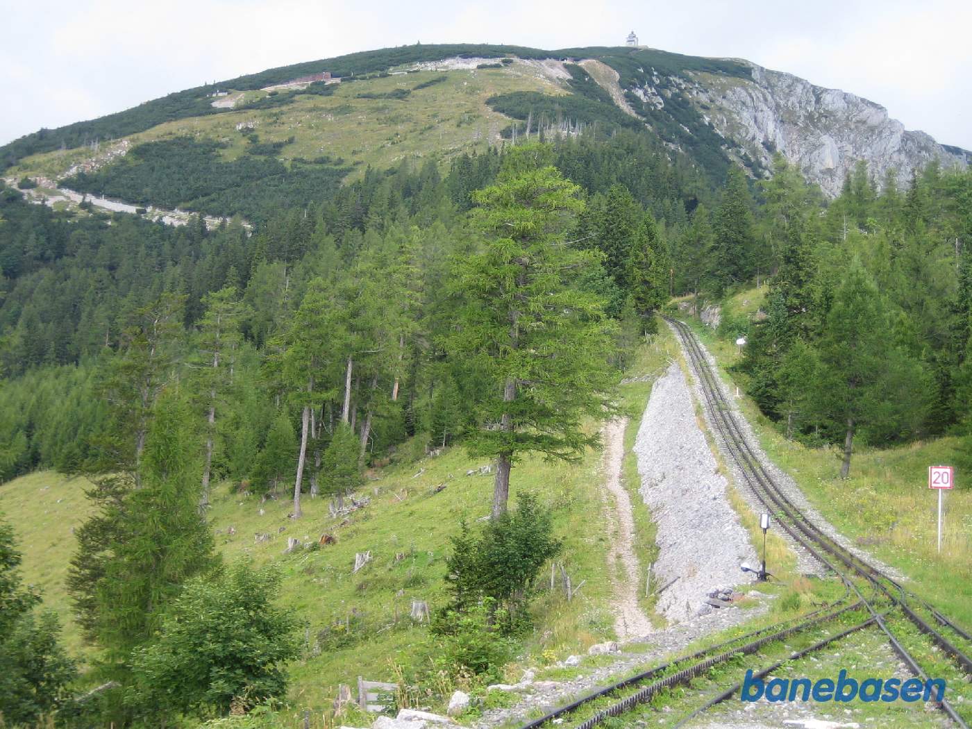 Et flot vue op ad bjerget, set fra en krydsningsstation
