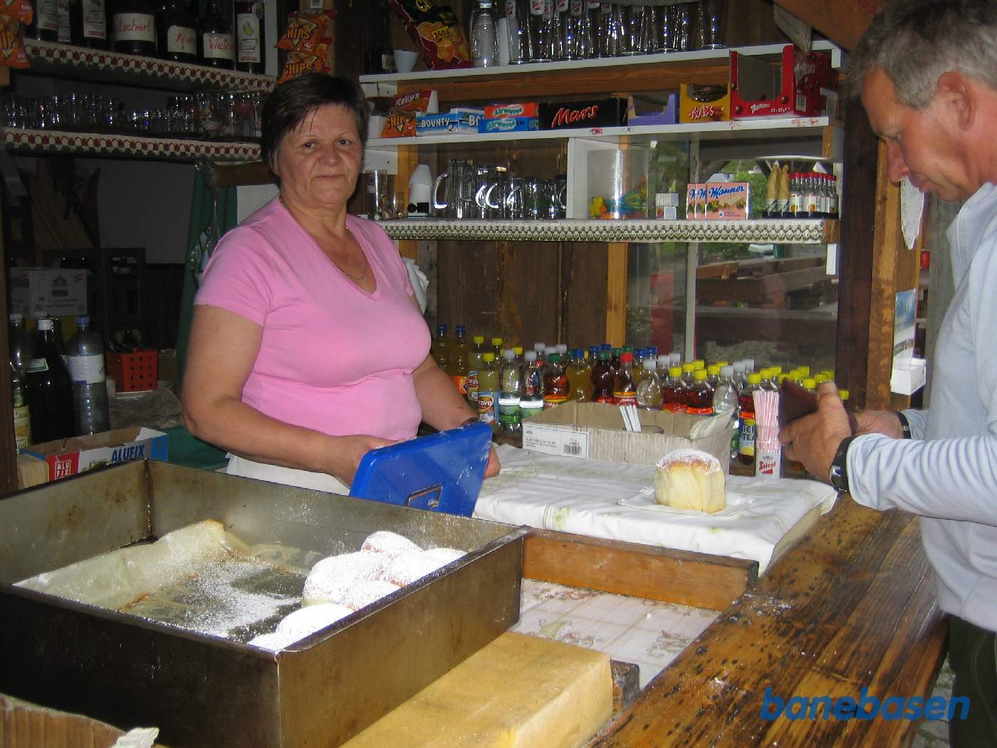 På stationen var der salg af mad og drikke til turisterne