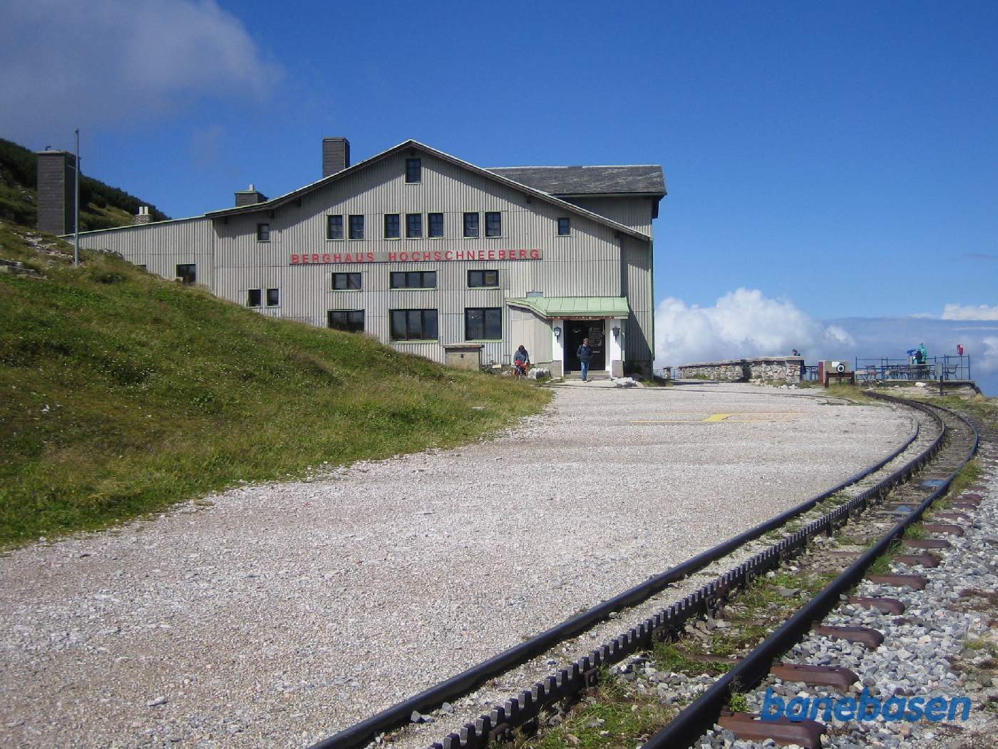 Sporet ender lige ud for hotellet, så varer leveret af godstoget, kan bæres direkte ind på hotellet