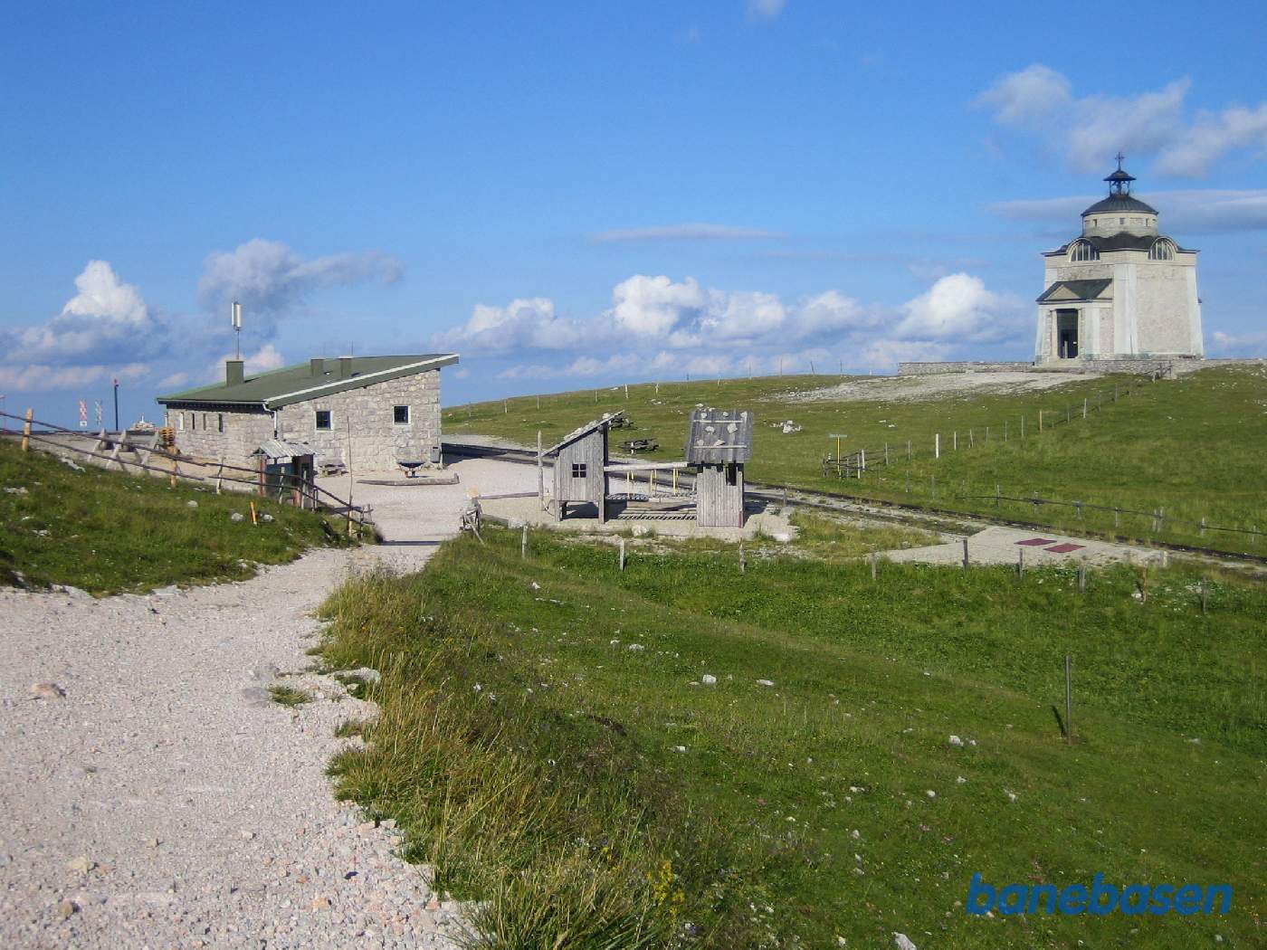 Stationsbygningen til venstre