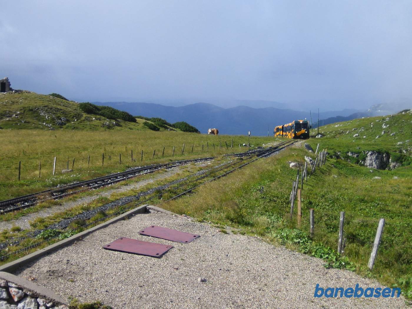 Et persontog på vej ind på stationen