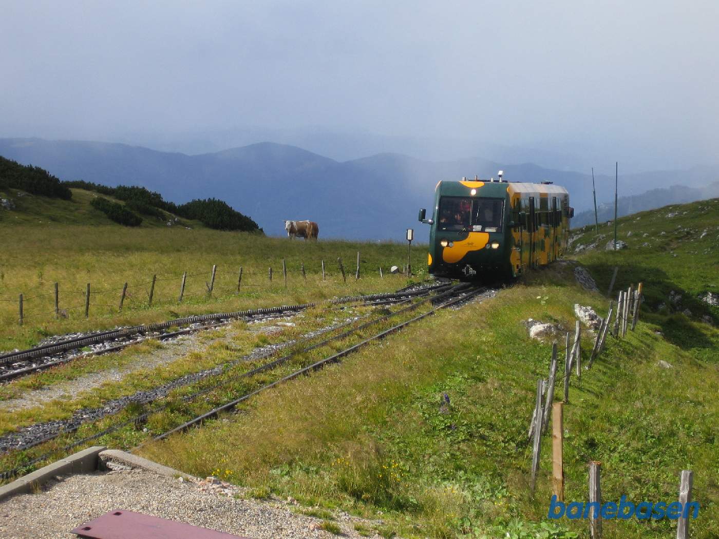 Et persontog på vej ind på stationen