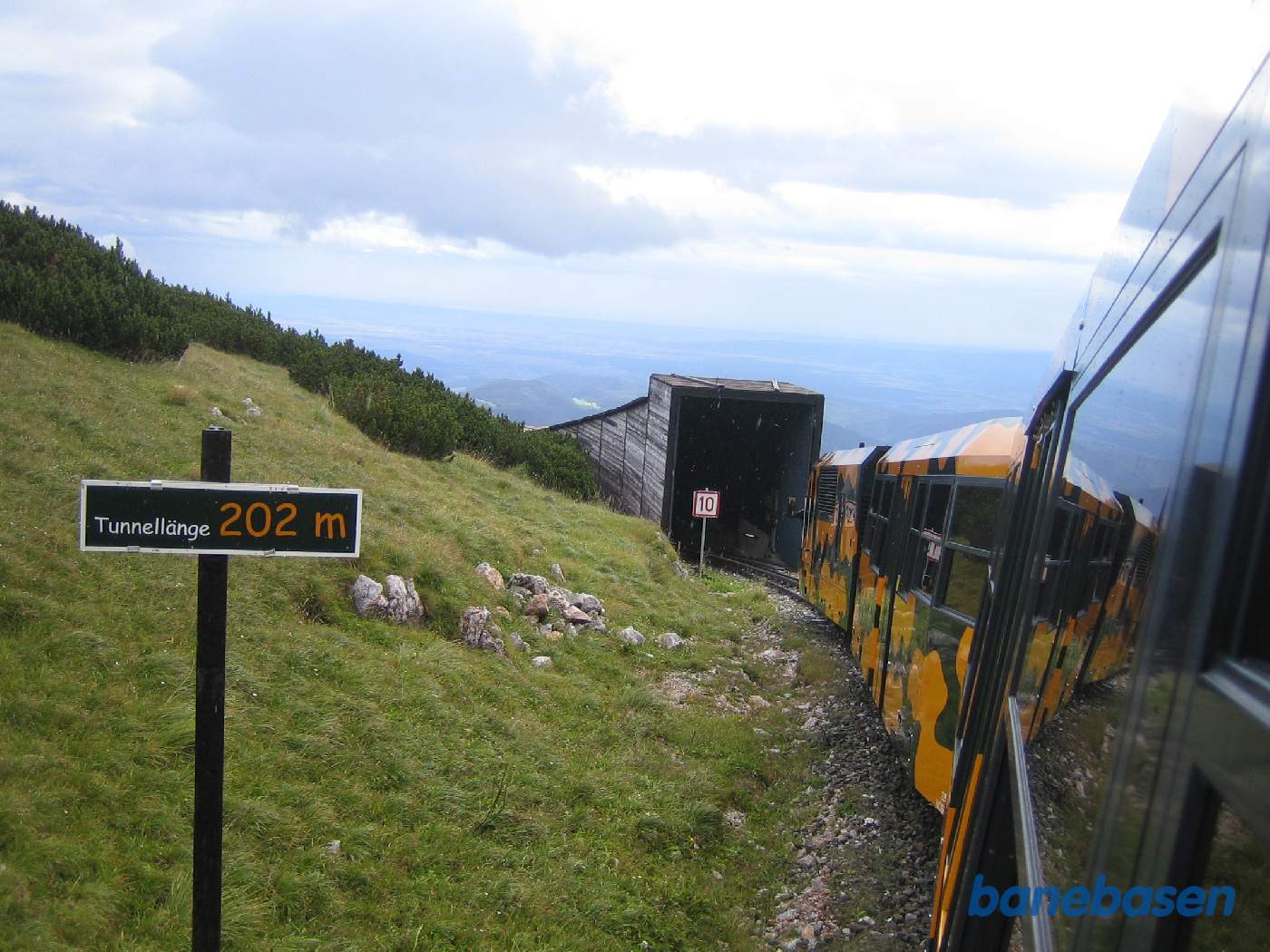 Toget på vej ind i en snedække tunnel mellem Hochschneeberg og Baumgartner
