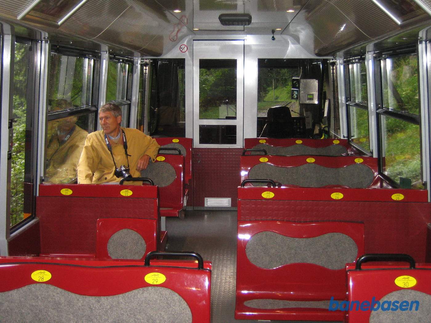 Billede af en turist i toget på vej ned af bjerget