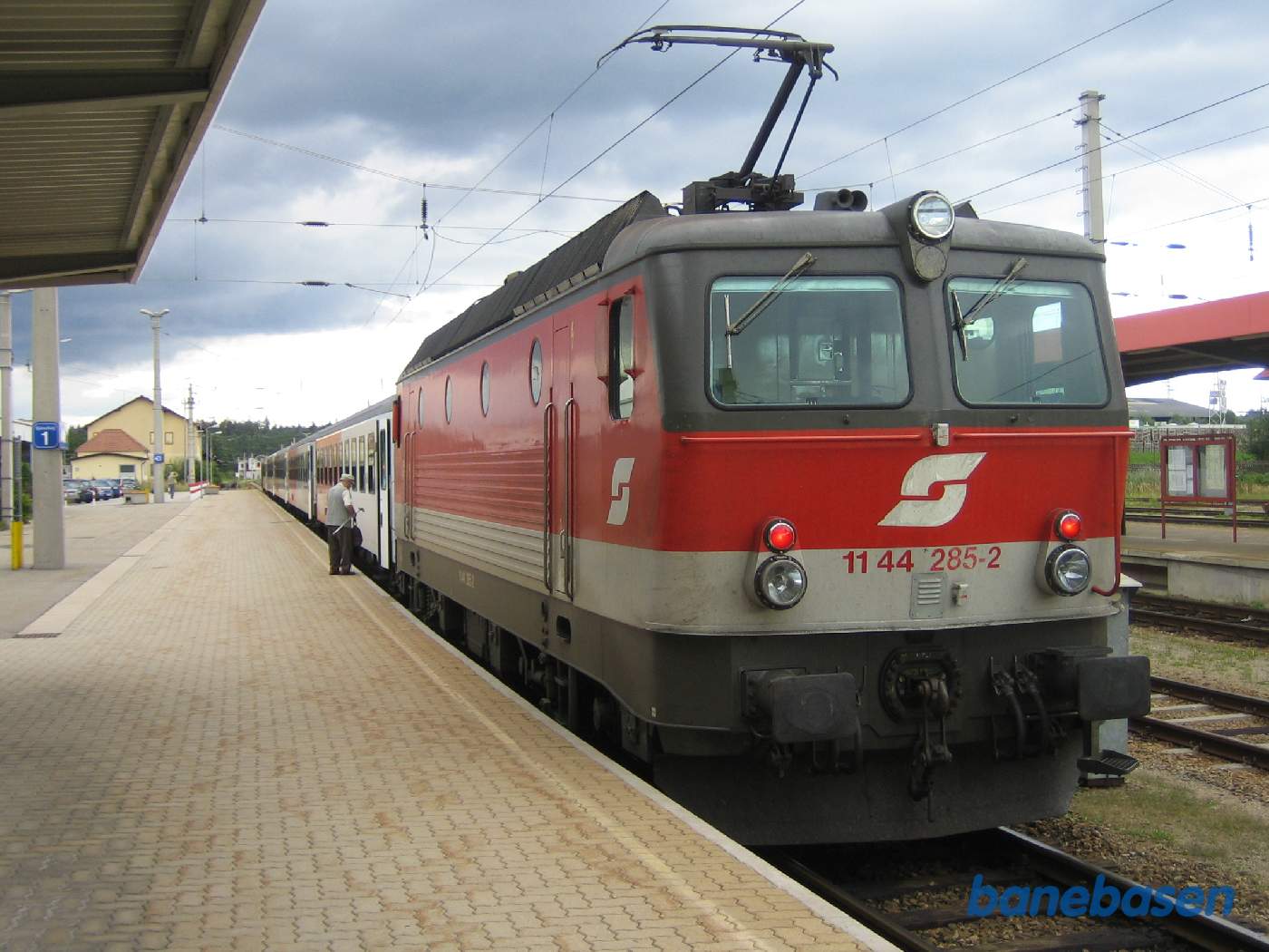 Persontog ved perron, en rejsende stiger på toget