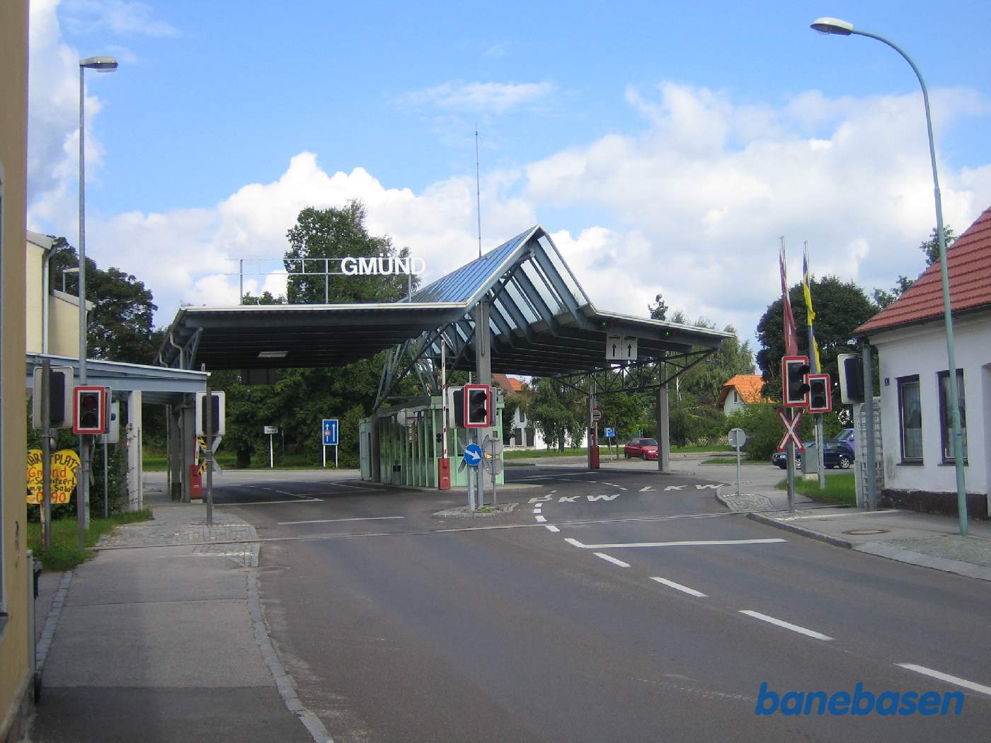 Ved grænsen til Tjekkiet løber Waldviertelbanen lige foran grænseposten. Fotografen står i Østrig og kigger ind i Tjekkiet