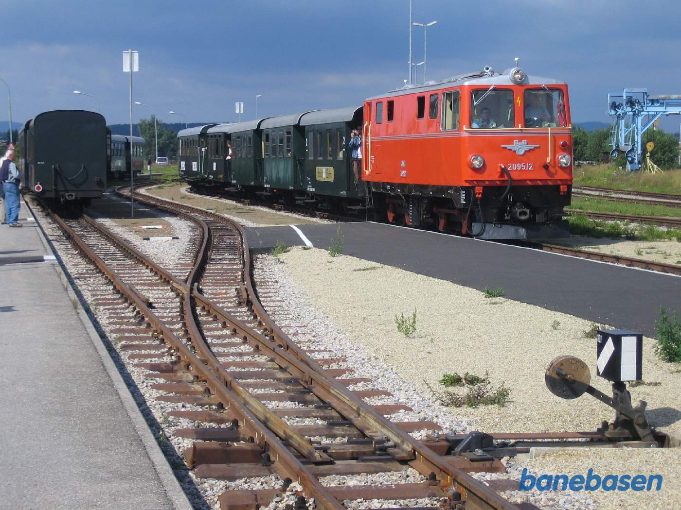 Persontog på vej ind på stationen