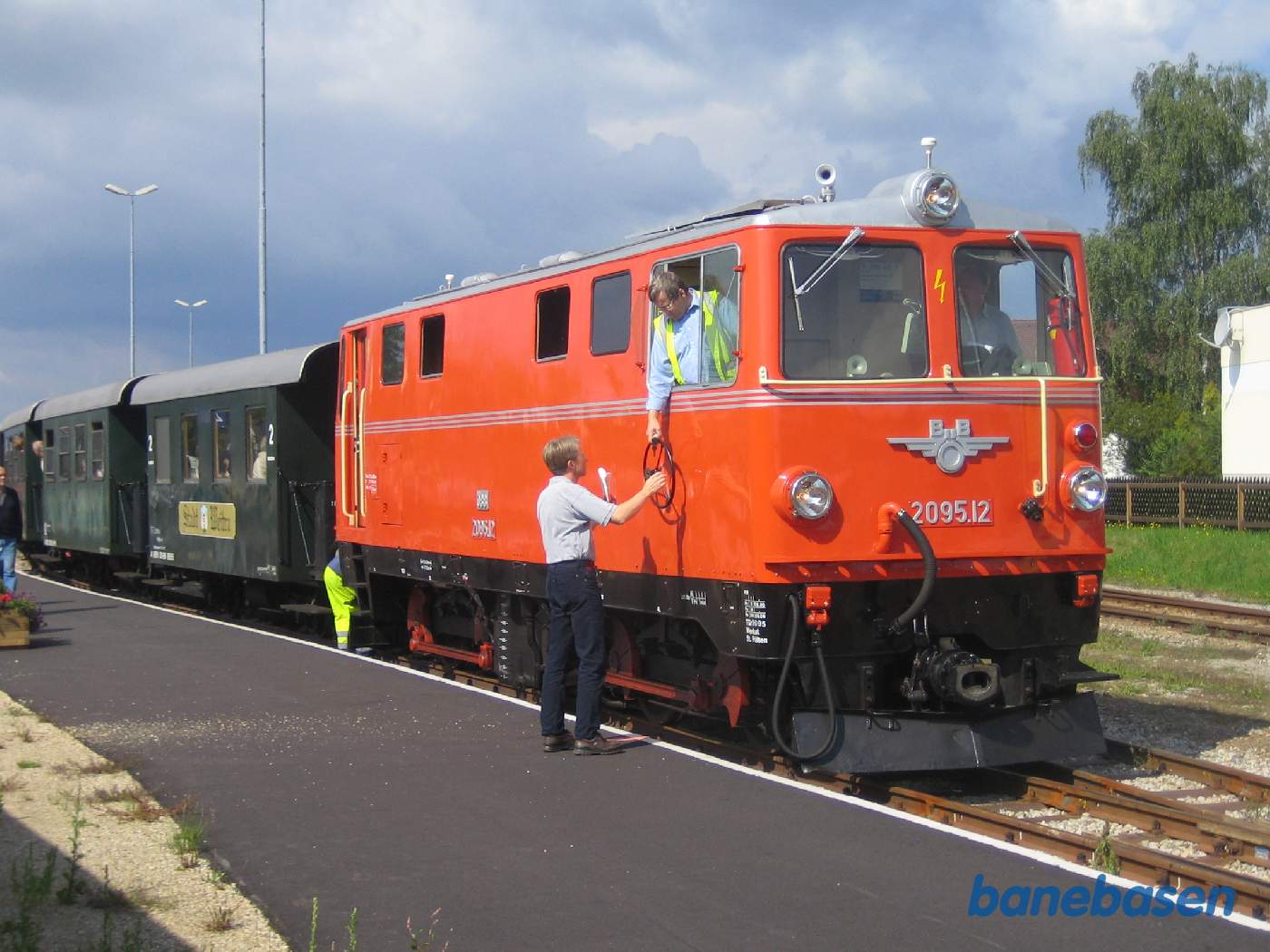 Lokomotivføreren afleverer kørehåndtagene til sin kollega mens rangerlederen kobler lokomotivet af