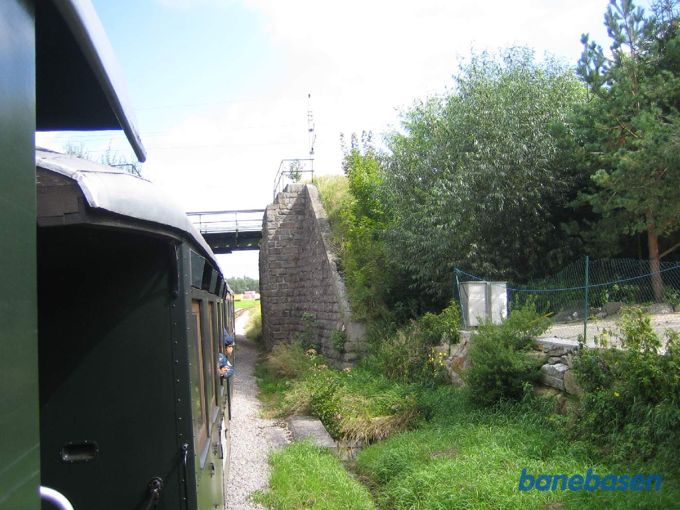 På vej ud af stationen kører smalsporsbanen under normalsporet ind til Tjekkiet