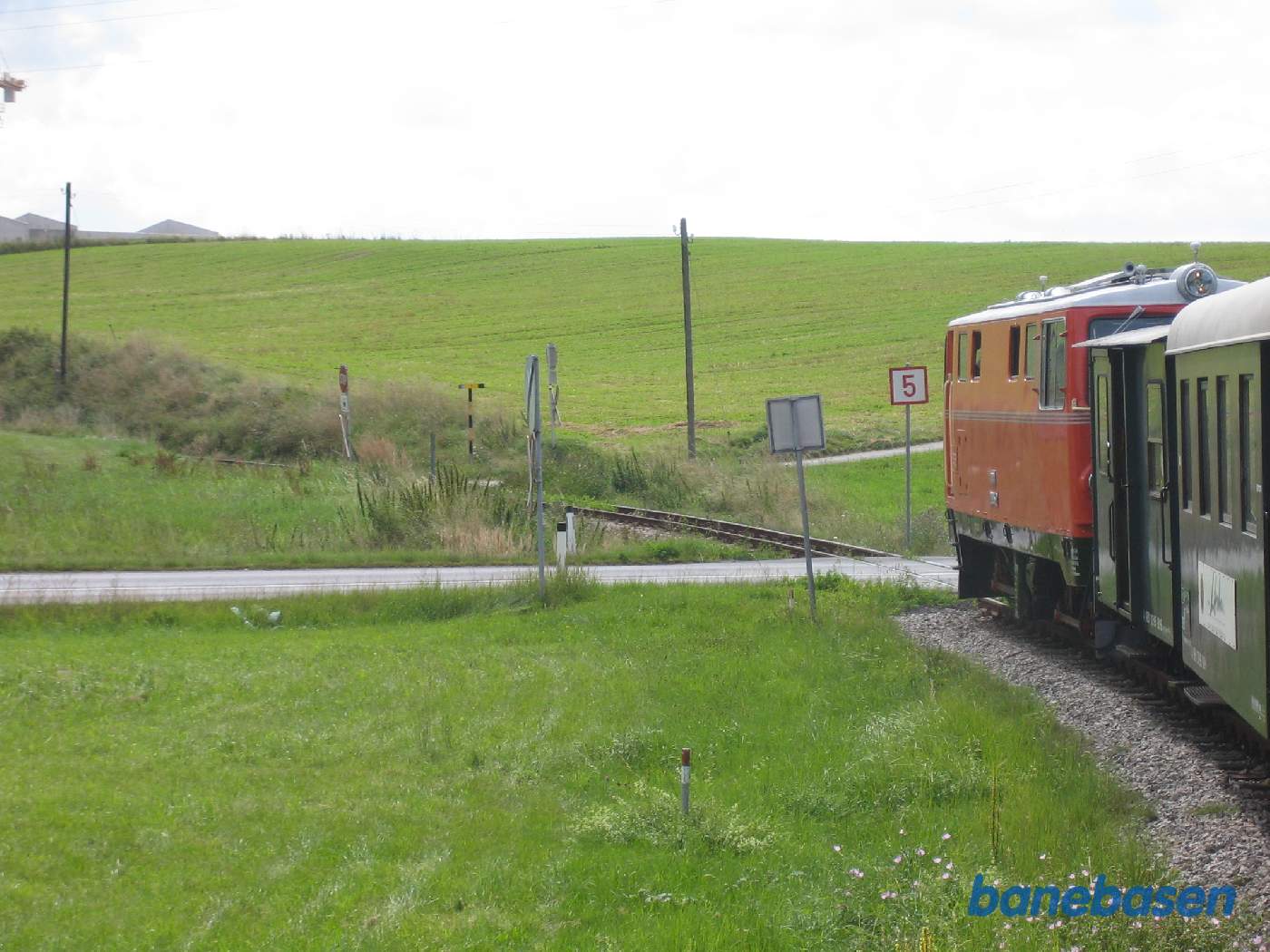 Toget kører gennem landskabet mellem Gmünd og St. Martin