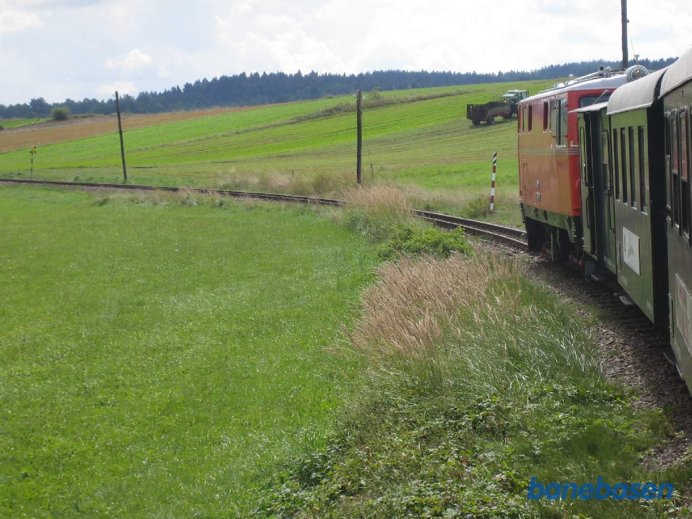 Toget kører gennem landskabet mellem Gmünd og St. Martin