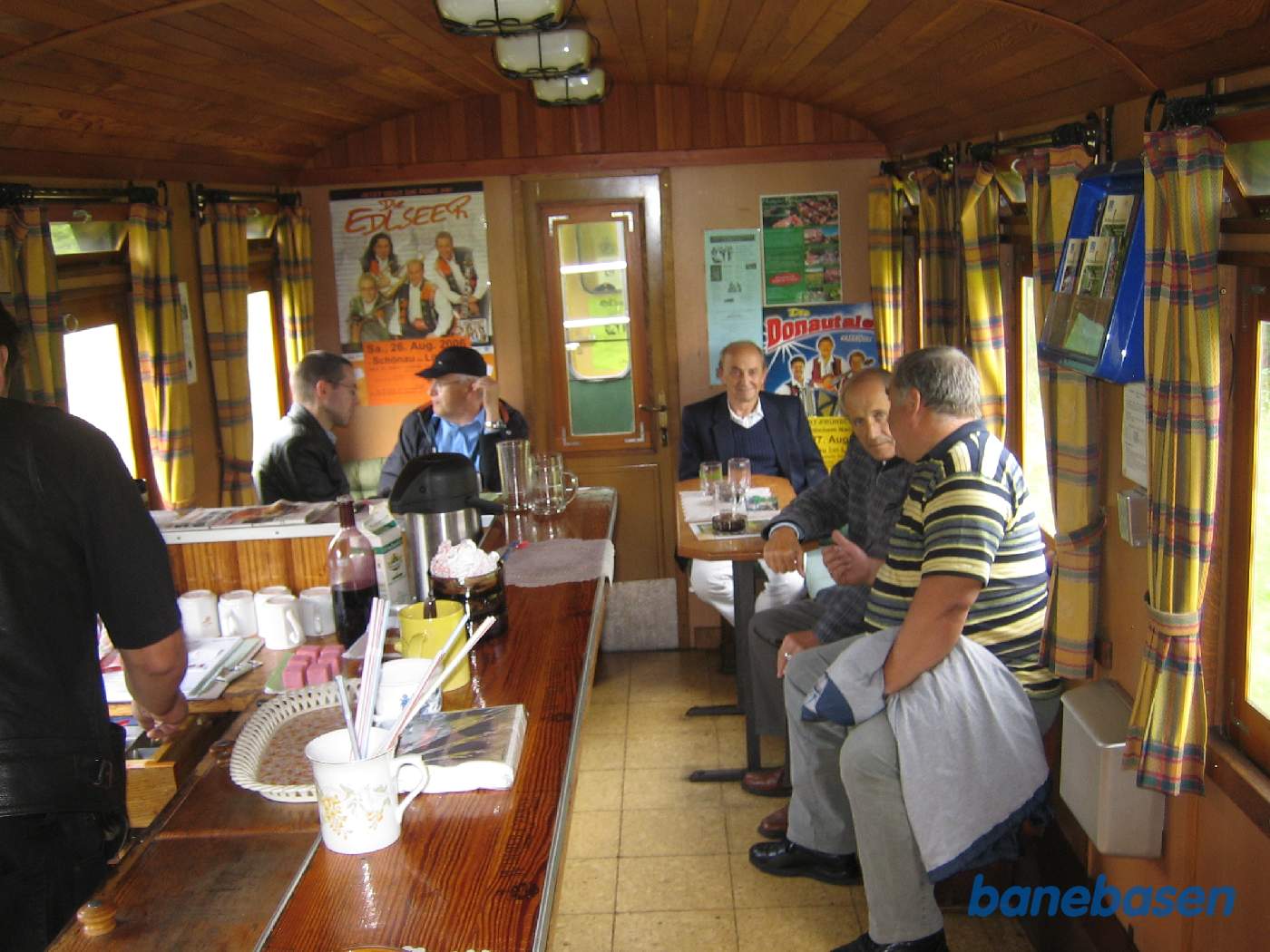 Toget kører gennem landskabet mellem Gmünd og St. Martin