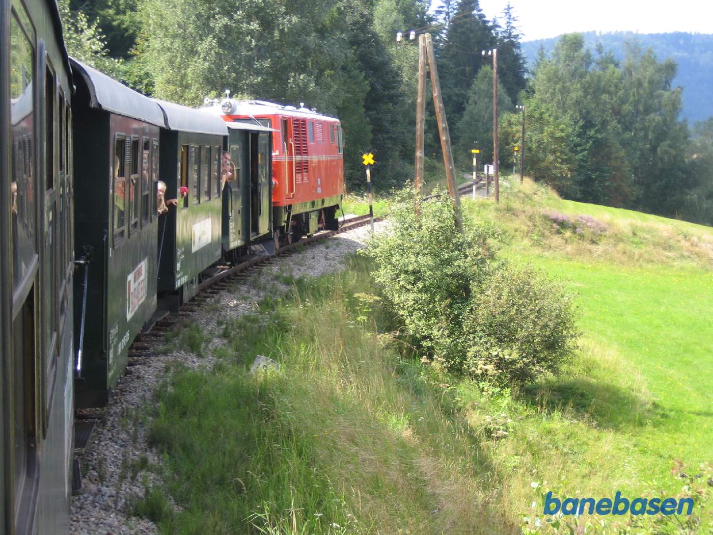 Toget kører gennem landskabet mellem Gmünd og St. Martin