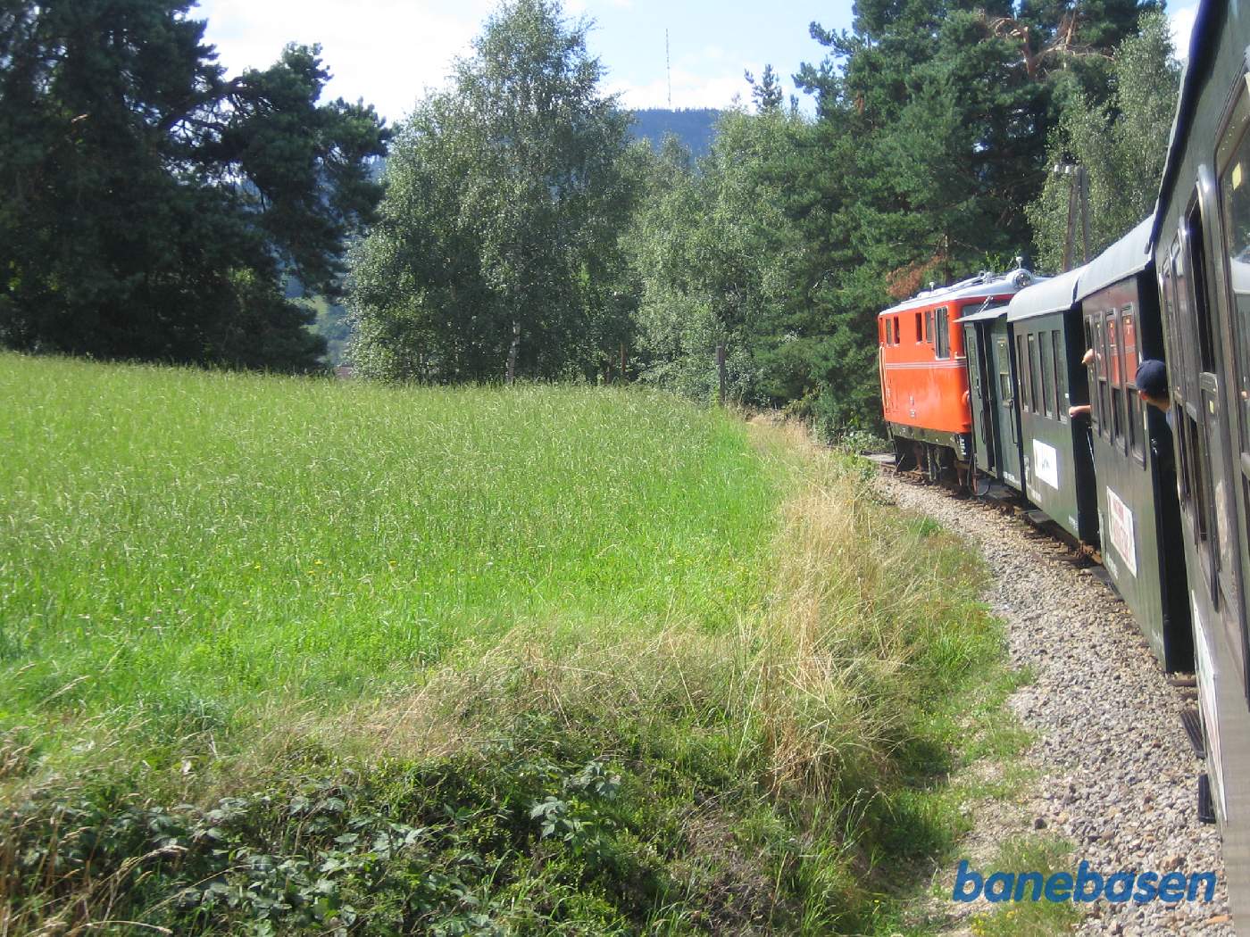 Toget kører gennem landskabet mellem Gmünd og St. Martin