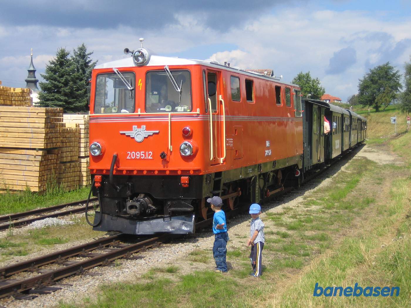 Toget ankommet til St. Martin, 2 børn kigger på lokomotivet