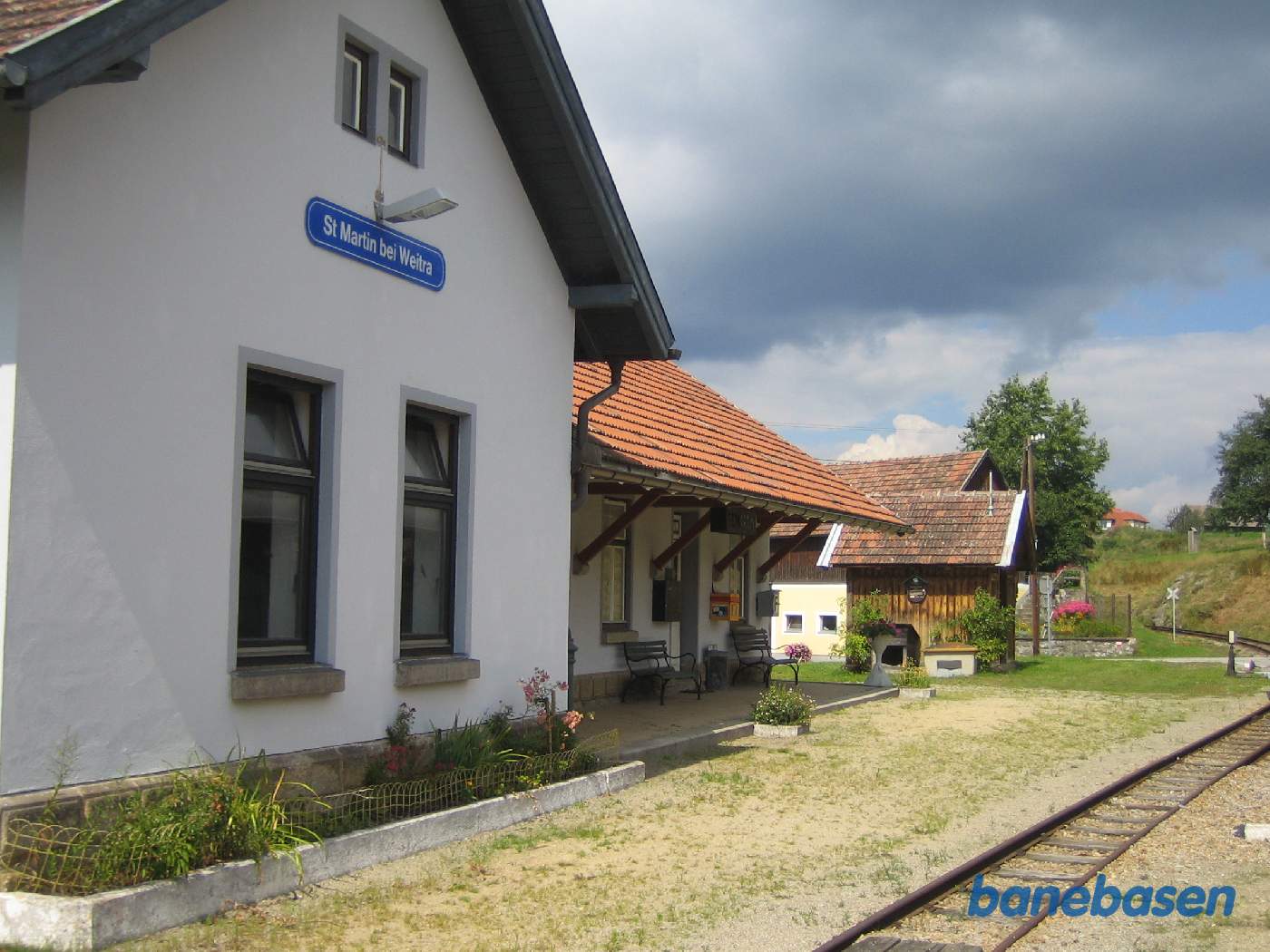 Stationsbygningen set fra toget