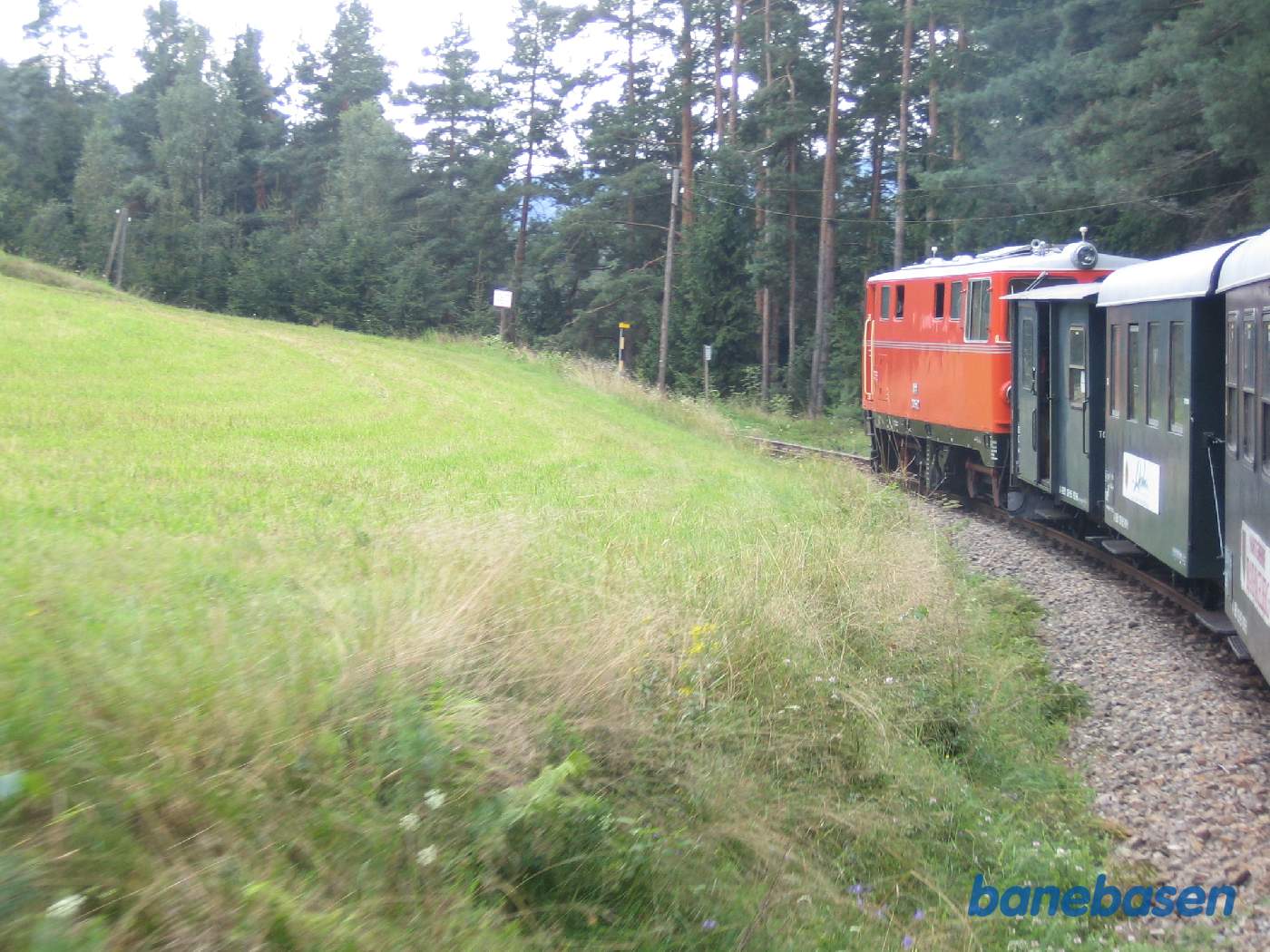 Toget kører gennem landskabet mellem St. Martin og Langslag