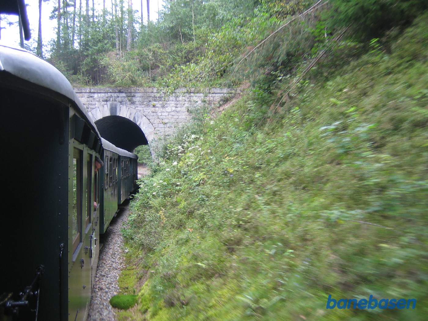 Toget kører gennem landskabet mellem St. Martin og Langslag, her gennem en kort tunnel