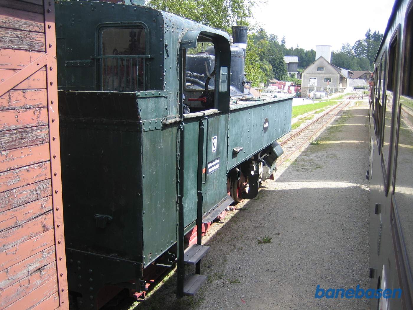 På stationen er udstillet et damplokomotiv og en godsvogn