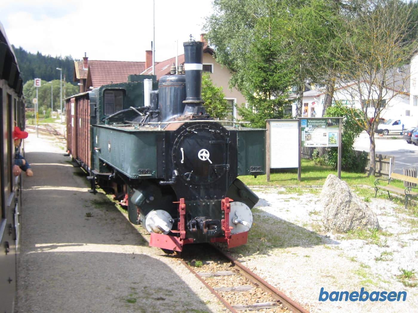 På stationen er udstillet et damplokomotiv og en godsvogn