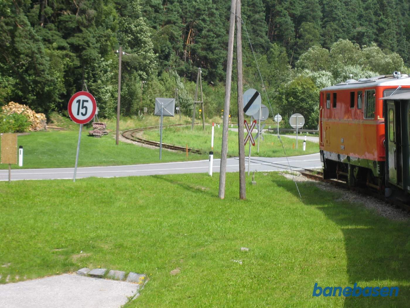 Toget kører gennem landskabet mellem Langslag og Gross Gerung