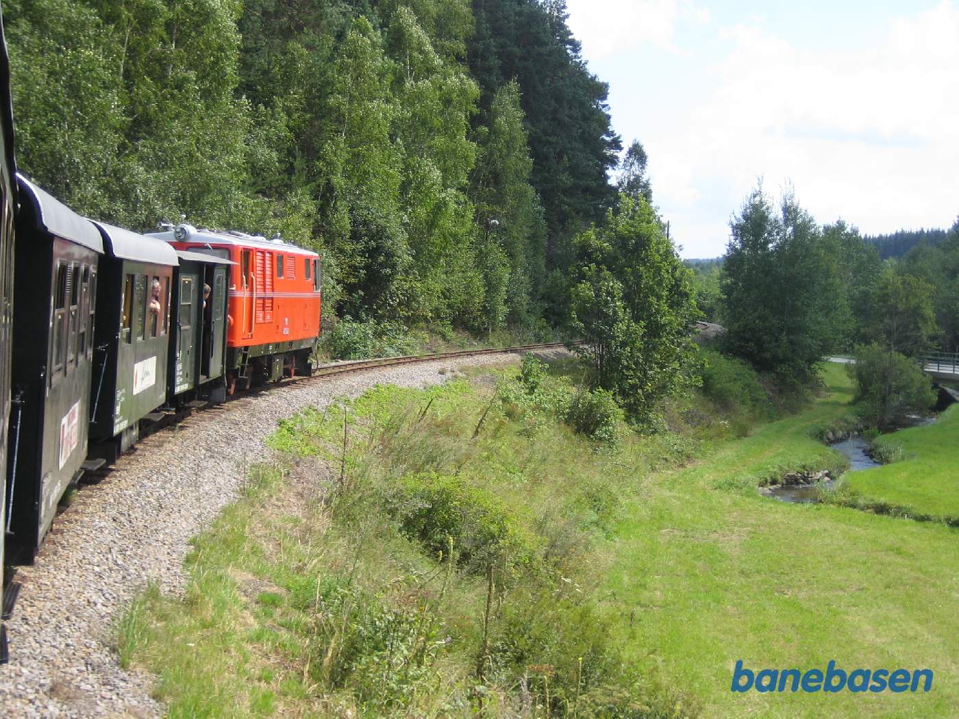 Toget kører gennem landskabet mellem Langslag og Gross Gerung