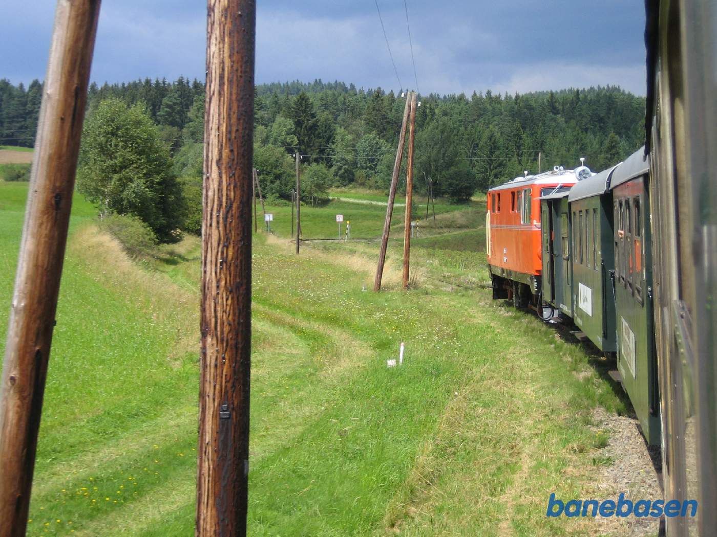 Toget kører gennem landskabet mellem Langslag og Gross Gerung