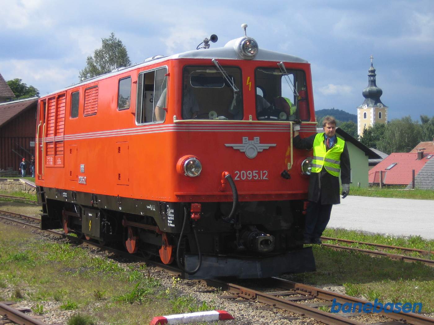 Lokomotivet løber omkring vognene