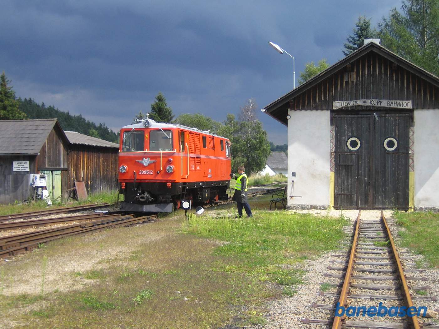 Lokomotivet løber omkring vognene. Remisen til højre